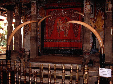 069 Sri Lanka inside temple